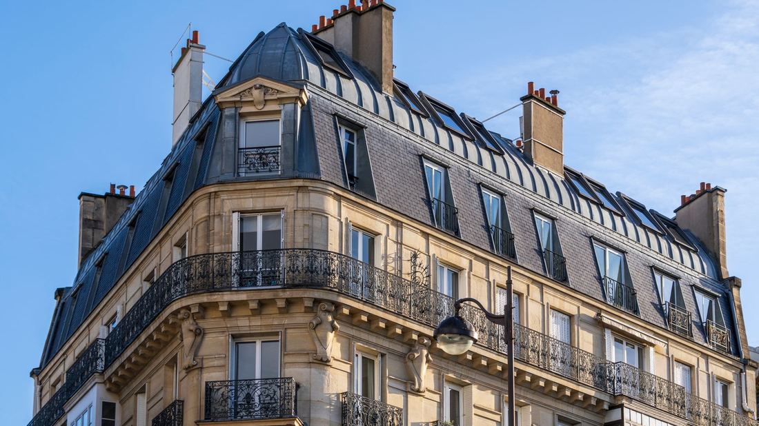 Immeuble haussmannien à Paris et son toit brisé en zinc