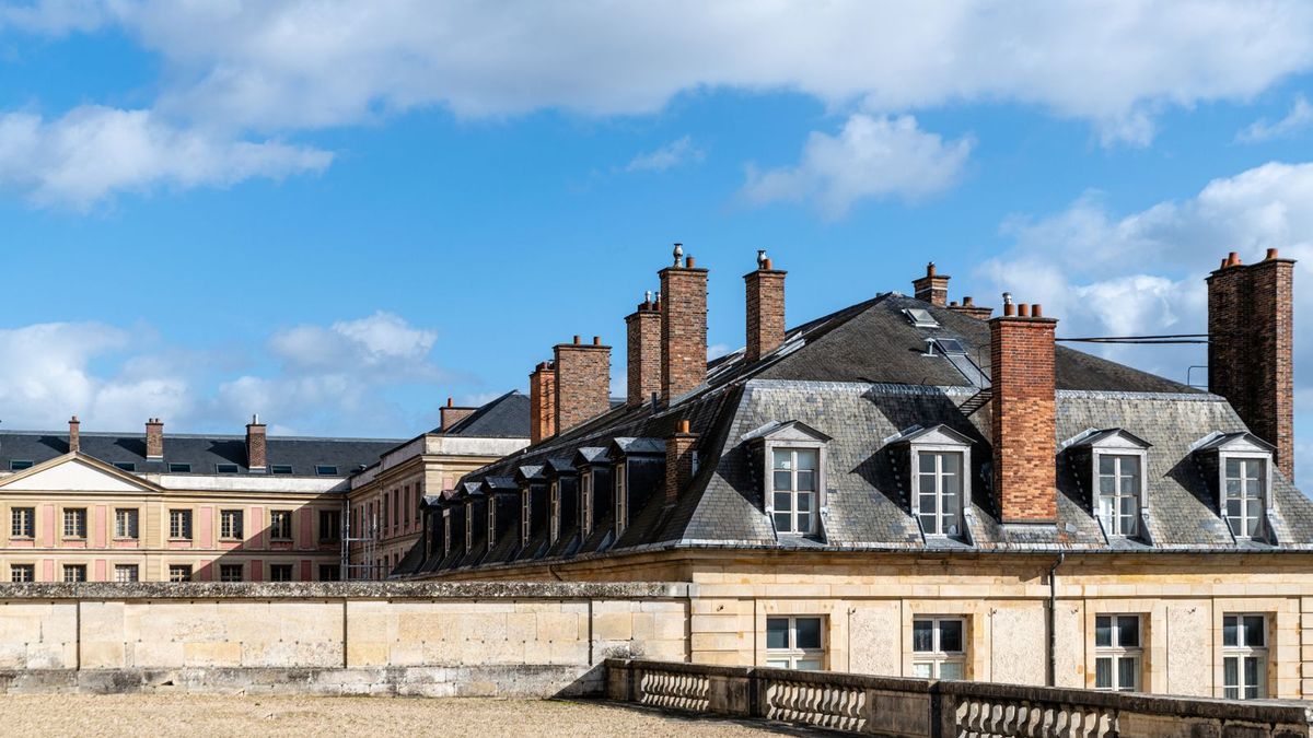 Toit à la Mansart en ardoise avec cheminées en brique à Versailles, secteur protégé