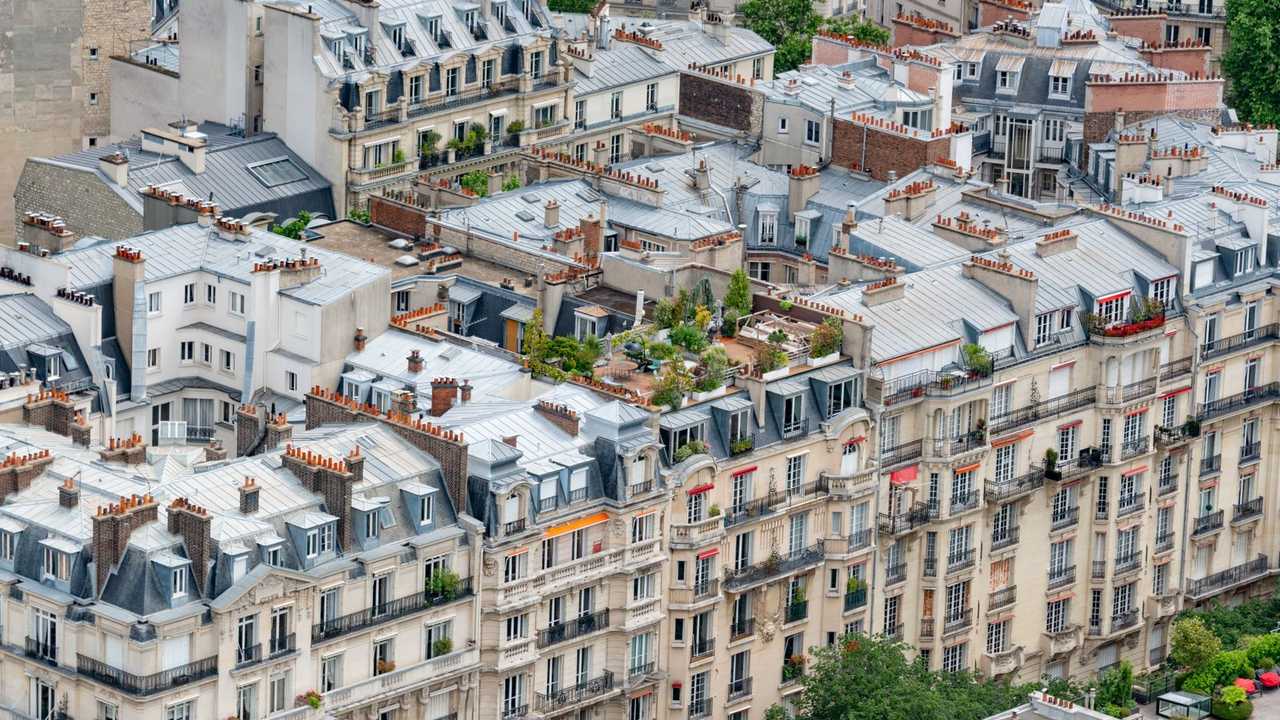 Toits en zinc de Paris vus du ciel : combles brisés, cheminées et terrassons